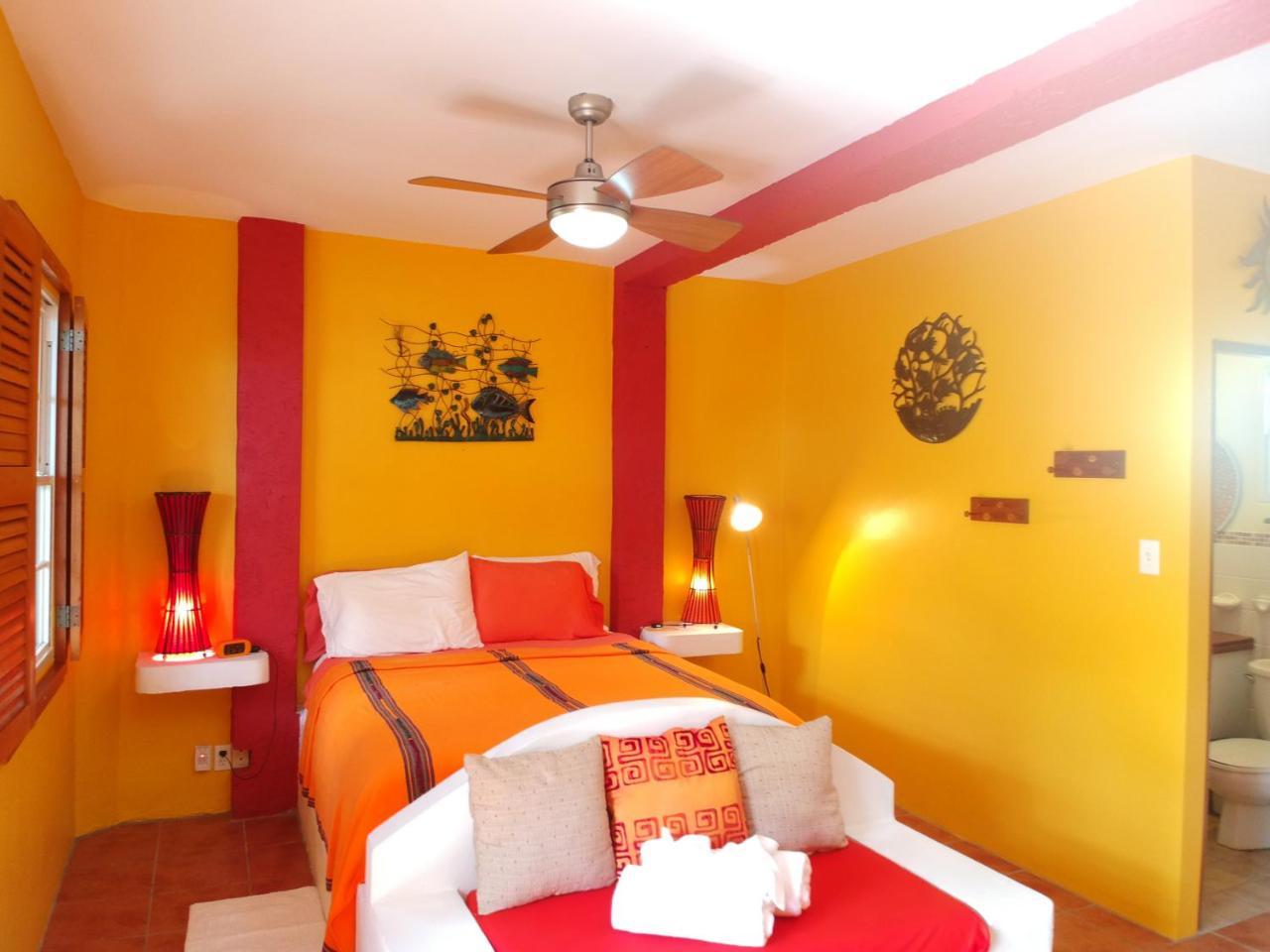 Seaside Cabanas Hotel Caye Corker Exterior photo