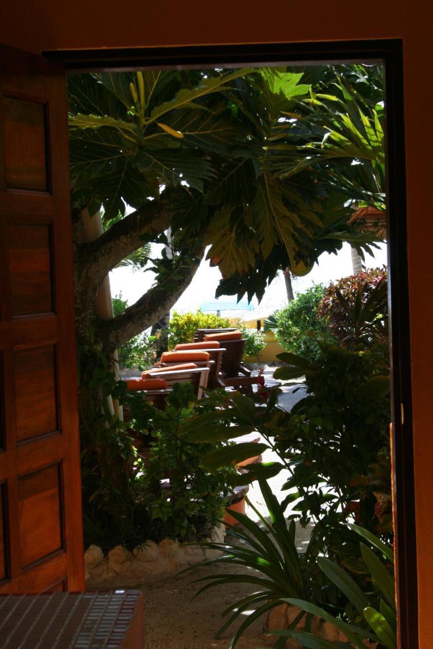 Seaside Cabanas Hotel Caye Corker Exterior photo