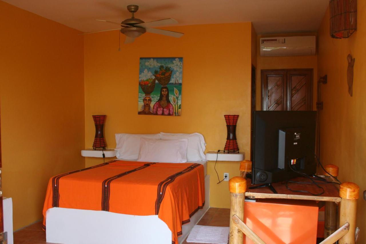 Seaside Cabanas Hotel Caye Corker Exterior photo